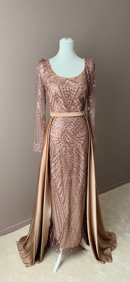 ROBE DE SOIREE LONGUE NUDE PAILLETEE AVEC TRAINE ET CEINTURE