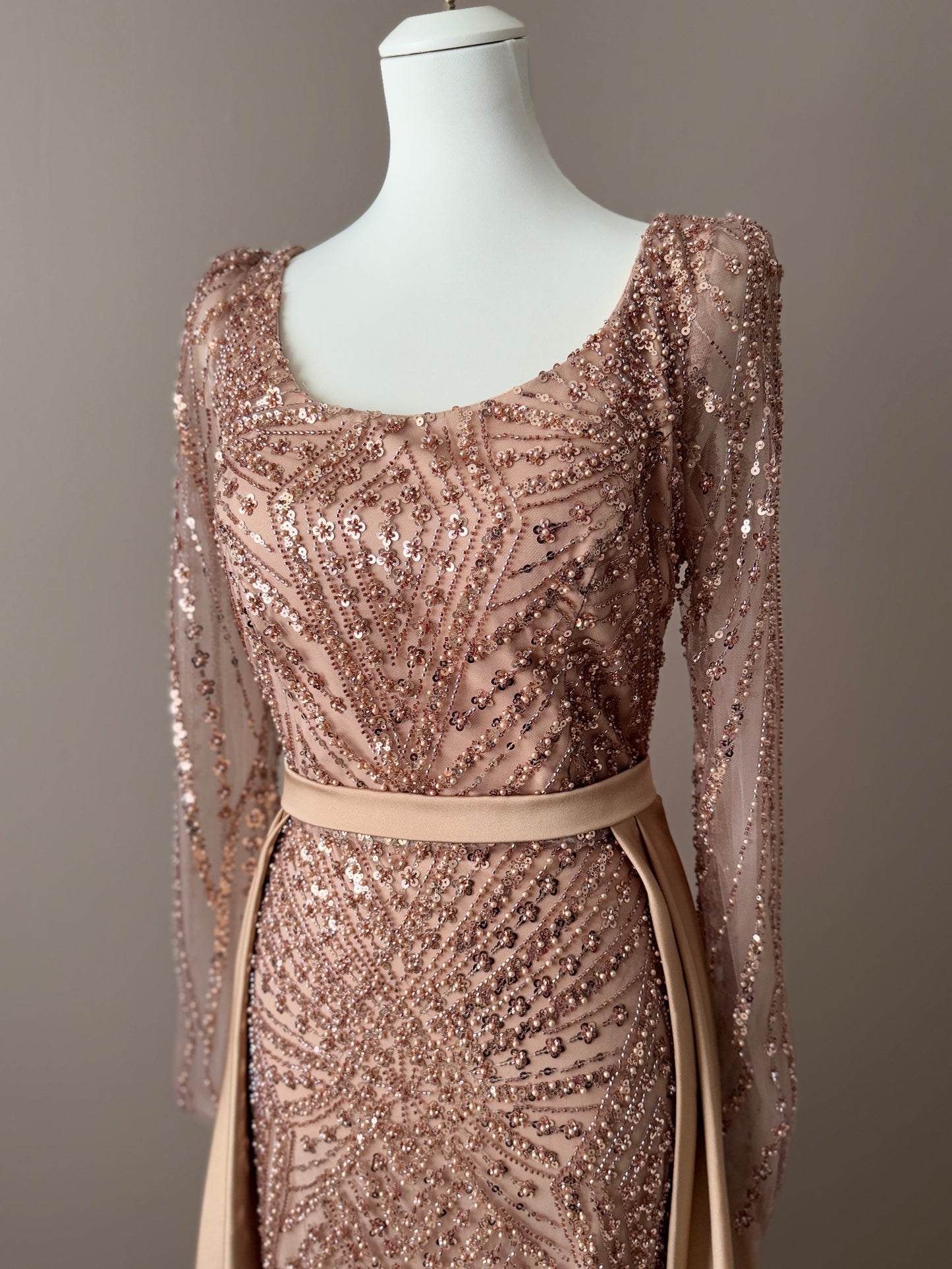 ROBE DE SOIREE LONGUE NUDE PAILLETEE AVEC TRAINE ET CEINTURE