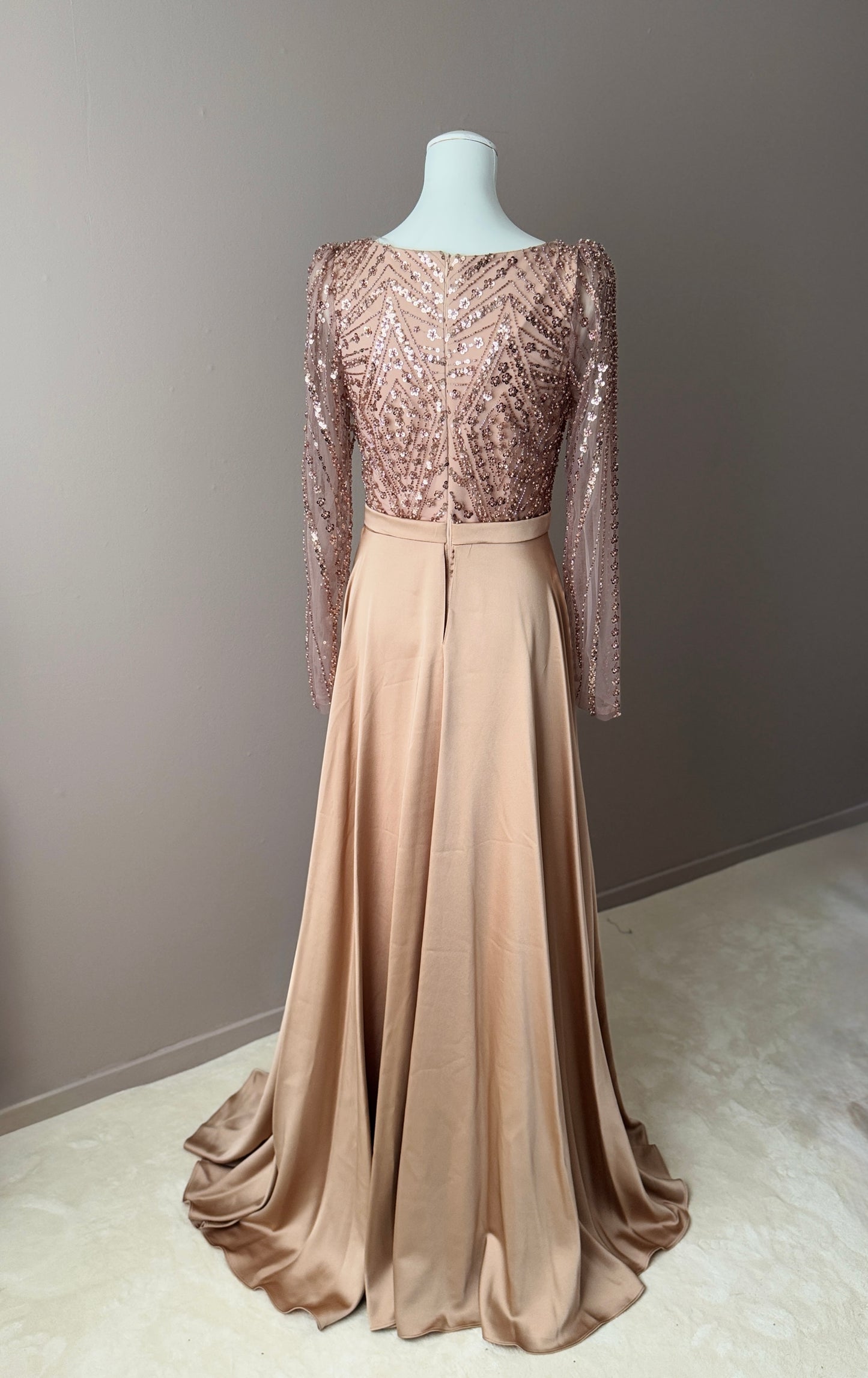 ROBE DE SOIREE LONGUE NUDE PAILLETEE AVEC TRAINE ET CEINTURE