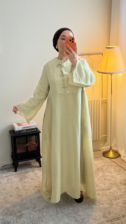 Robe longue doublée en tissu crinkle avec laçage devant – Élégance naturelle et confort absolu