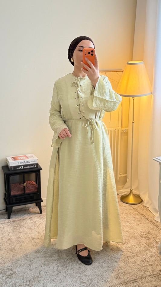 Robe longue doublée en tissu crinkle avec laçage devant – Élégance naturelle et confort absolu