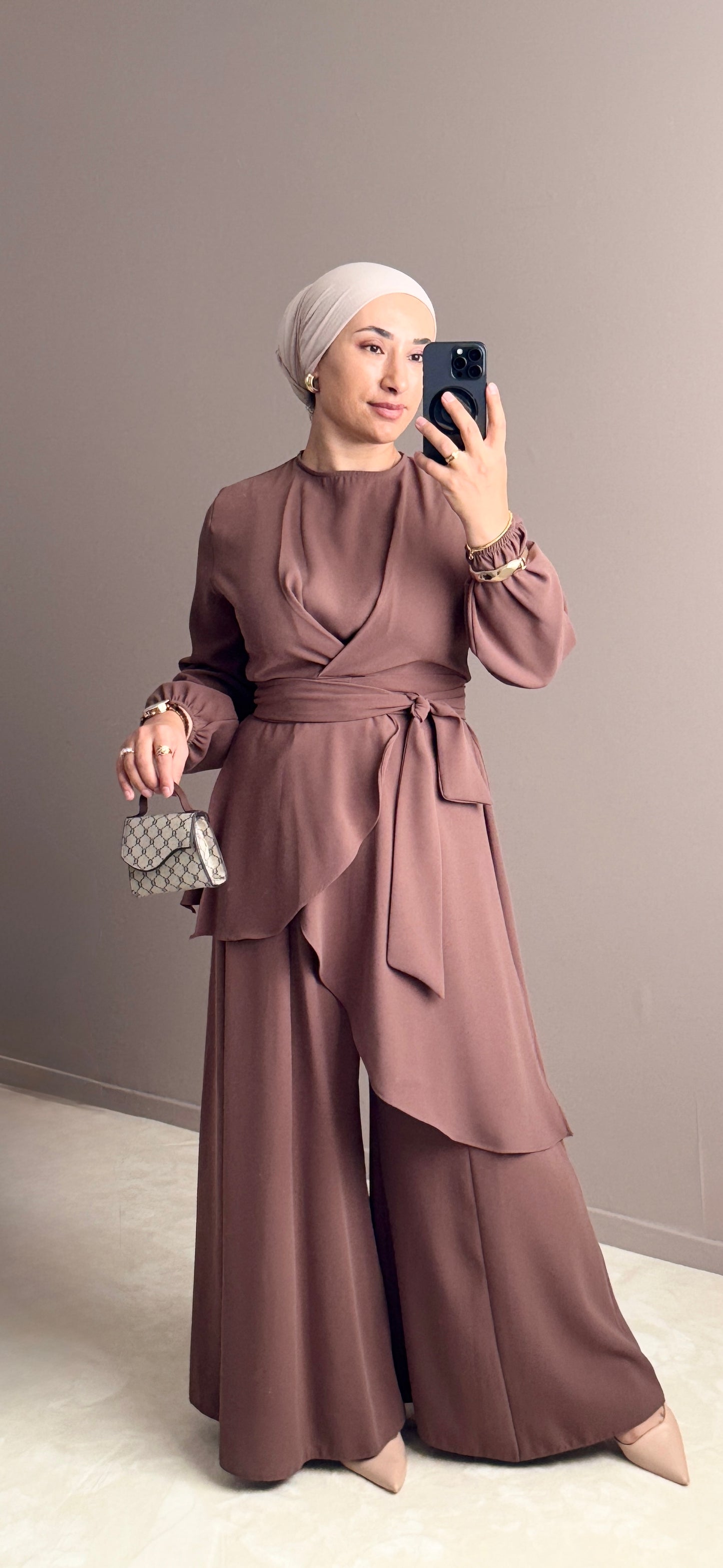 ENSEMBLE EN CREPE ASYMETRIQUE AVEC PANTALON-TUNIQUE ELEGANTE ET MODERNE