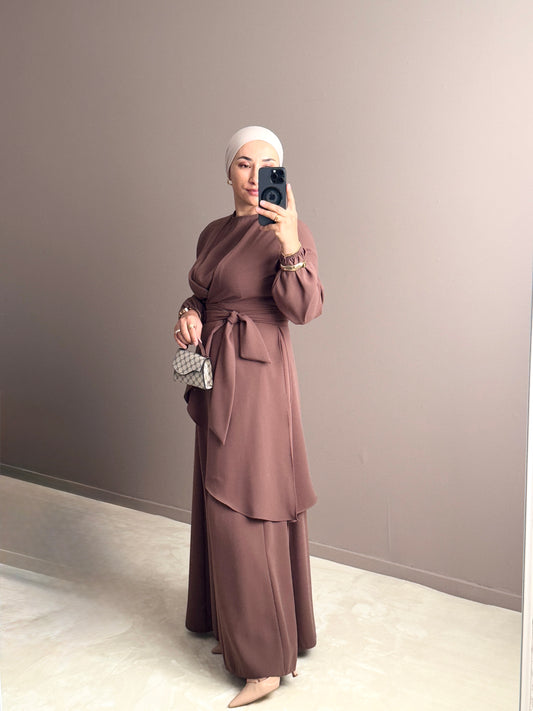 ENSEMBLE EN CREPE ASYMETRIQUE AVEC PANTALON-TUNIQUE ELEGANTE ET MODERNE