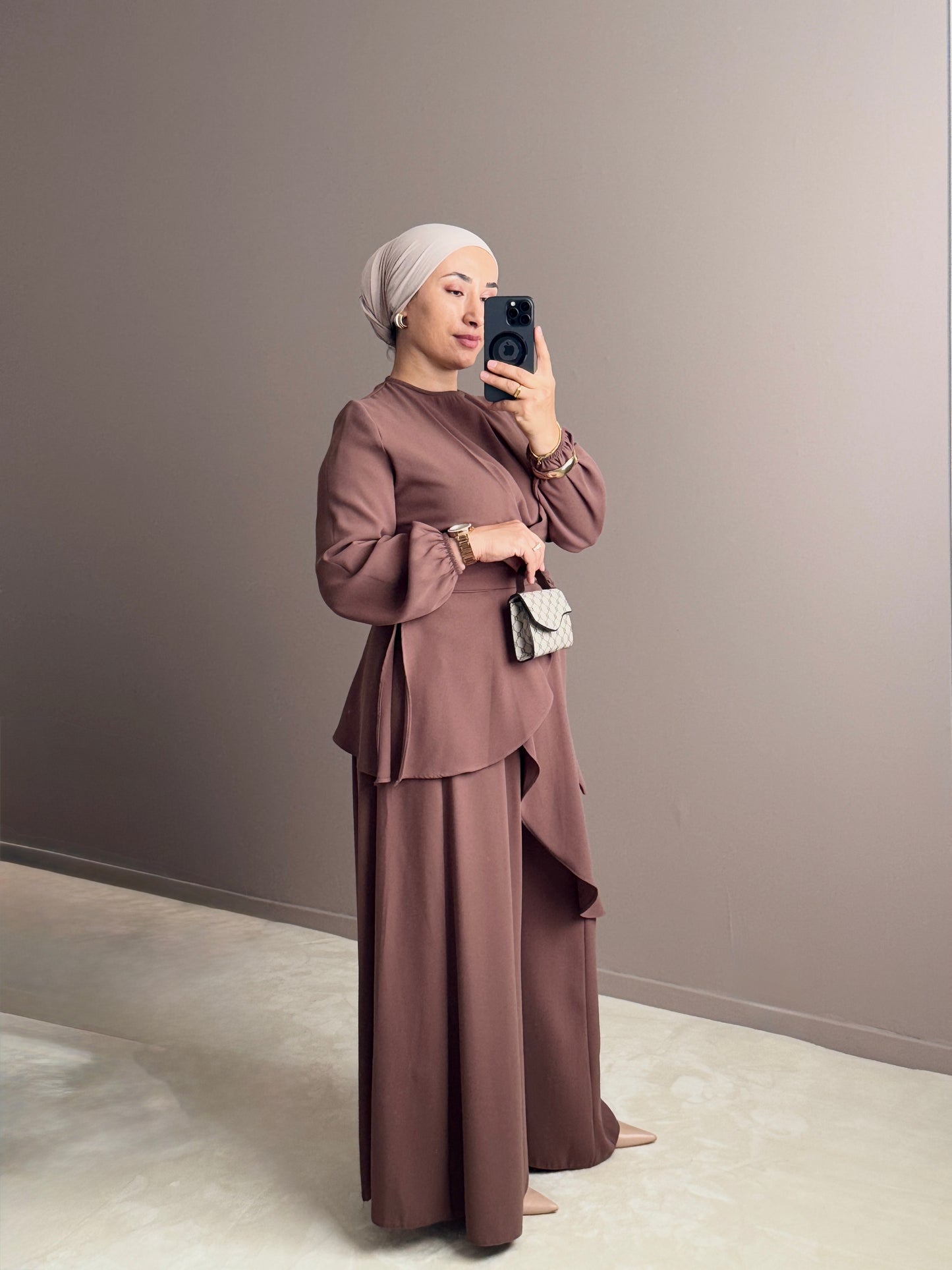 ENSEMBLE EN CREPE ASYMETRIQUE AVEC PANTALON-TUNIQUE ELEGANTE ET MODERNE