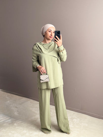 ENSEMBLE AVEC CAPE A L'EPAULE