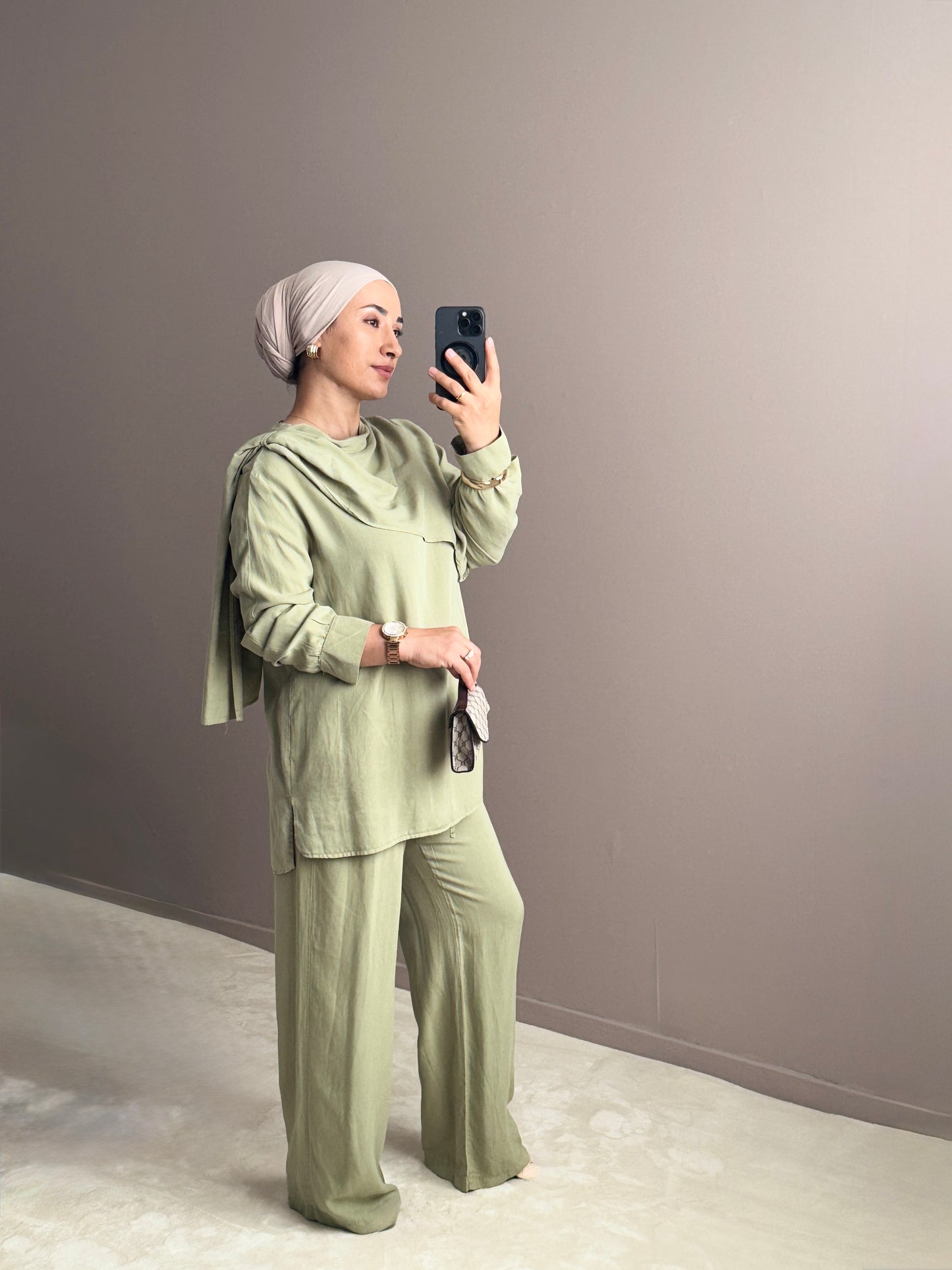 ENSEMBLE AVEC CAPE A L'EPAULE