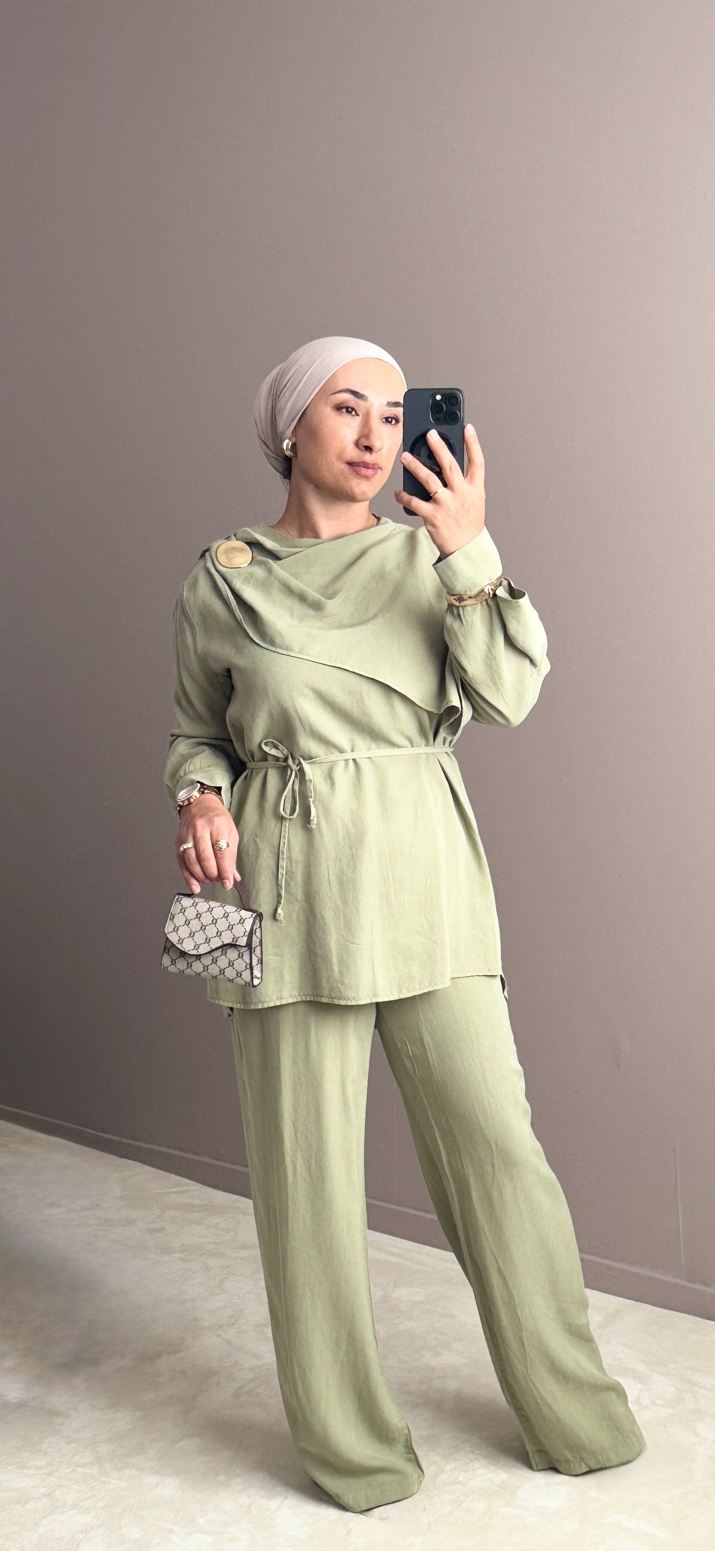 ENSEMBLE AVEC CAPE A L'EPAULE