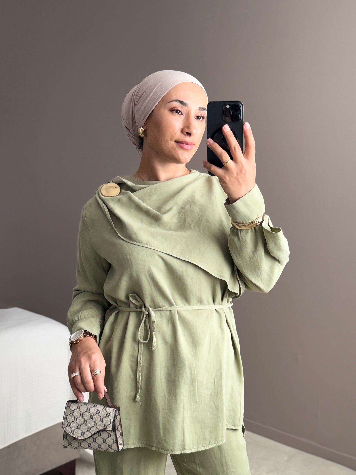 ENSEMBLE AVEC CAPE A L'EPAULE