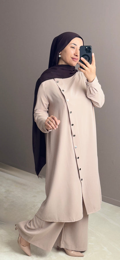 ENSEMBLE BEIGE AVEC CHEMISE LONGUE