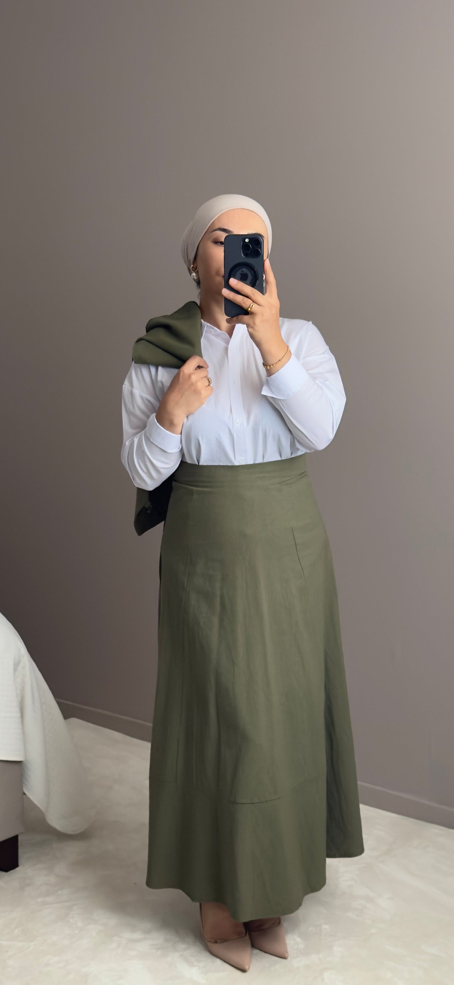 ENSEMBLE EN LIN KAKI AVEC UNE JUPE TAILLE HAUTE