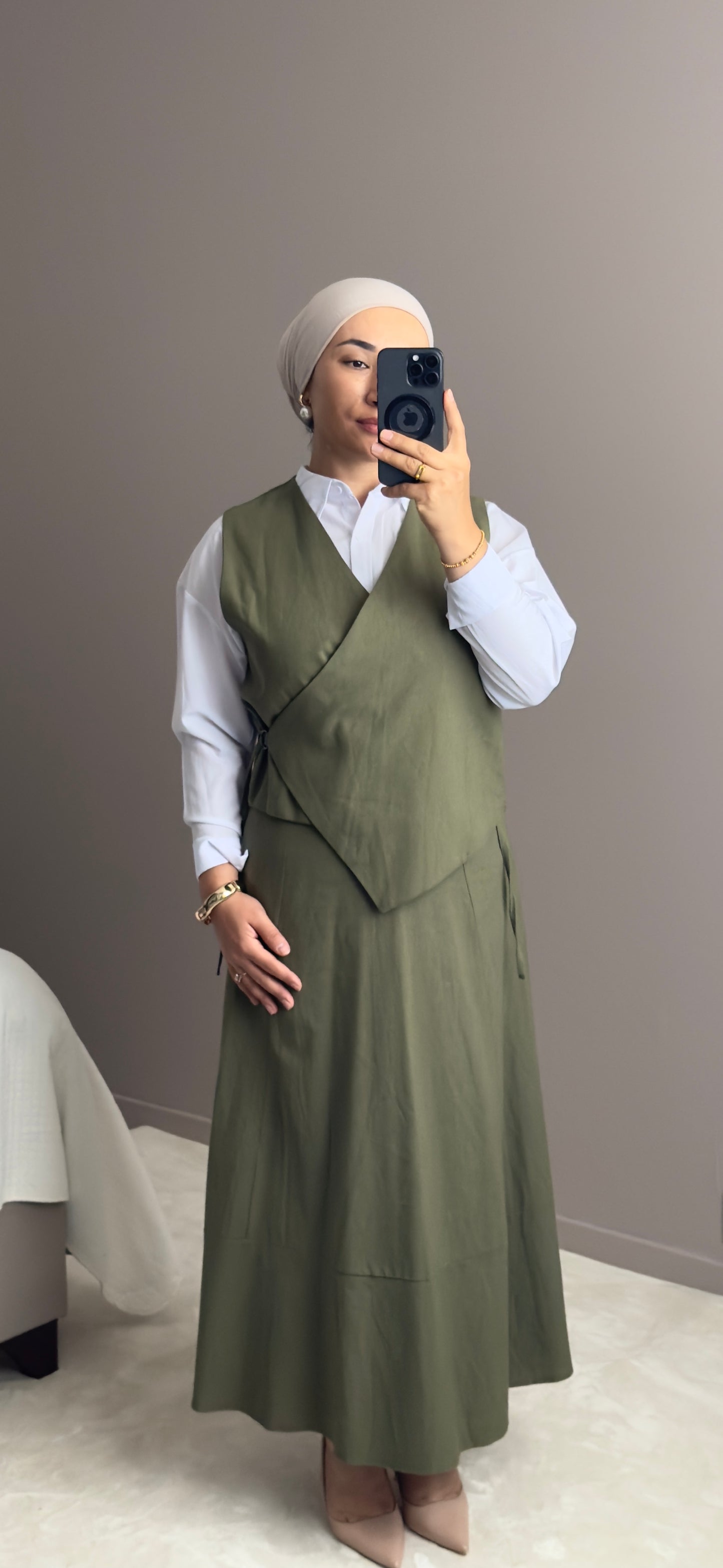 ENSEMBLE EN LIN KAKI AVEC UNE JUPE TAILLE HAUTE