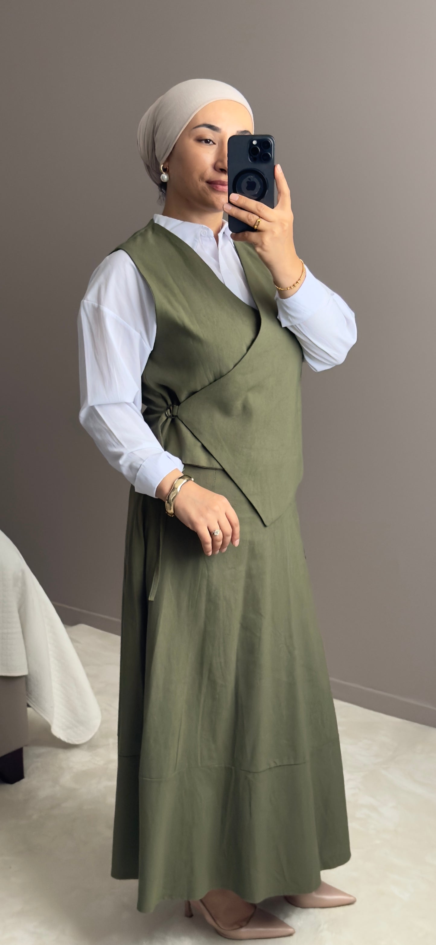 ENSEMBLE EN LIN KAKI AVEC UNE JUPE TAILLE HAUTE