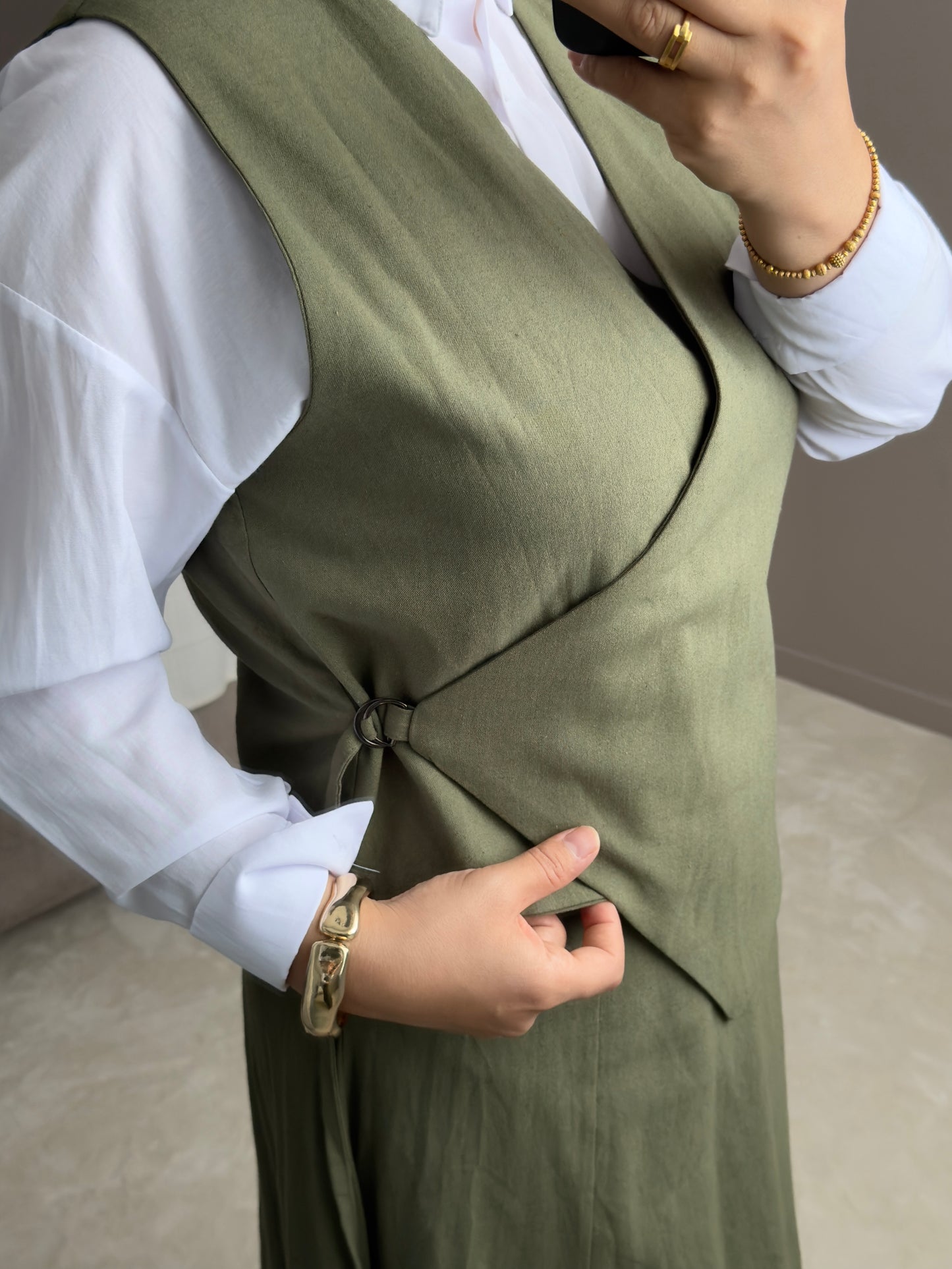 ENSEMBLE EN LIN KAKI AVEC UNE JUPE TAILLE HAUTE