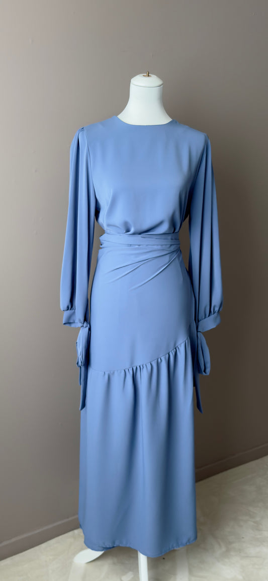 ENSEMBLE A JUPE DRAPEE ET MANCHES A LACETS