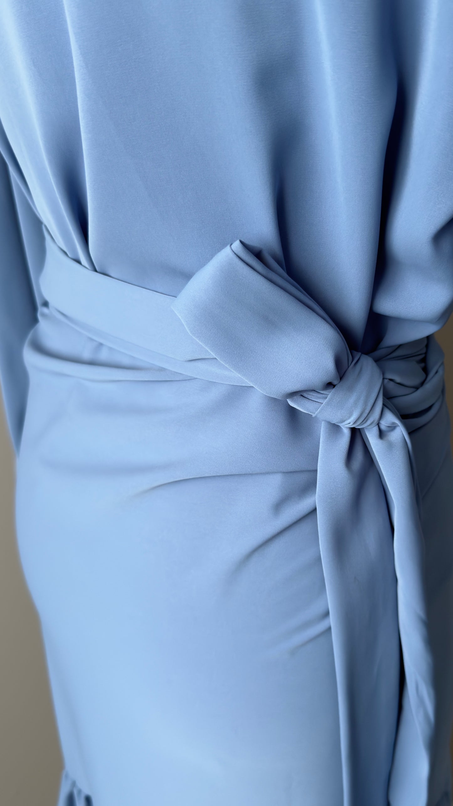 ENSEMBLE A JUPE DRAPEE ET MANCHES A LACETS