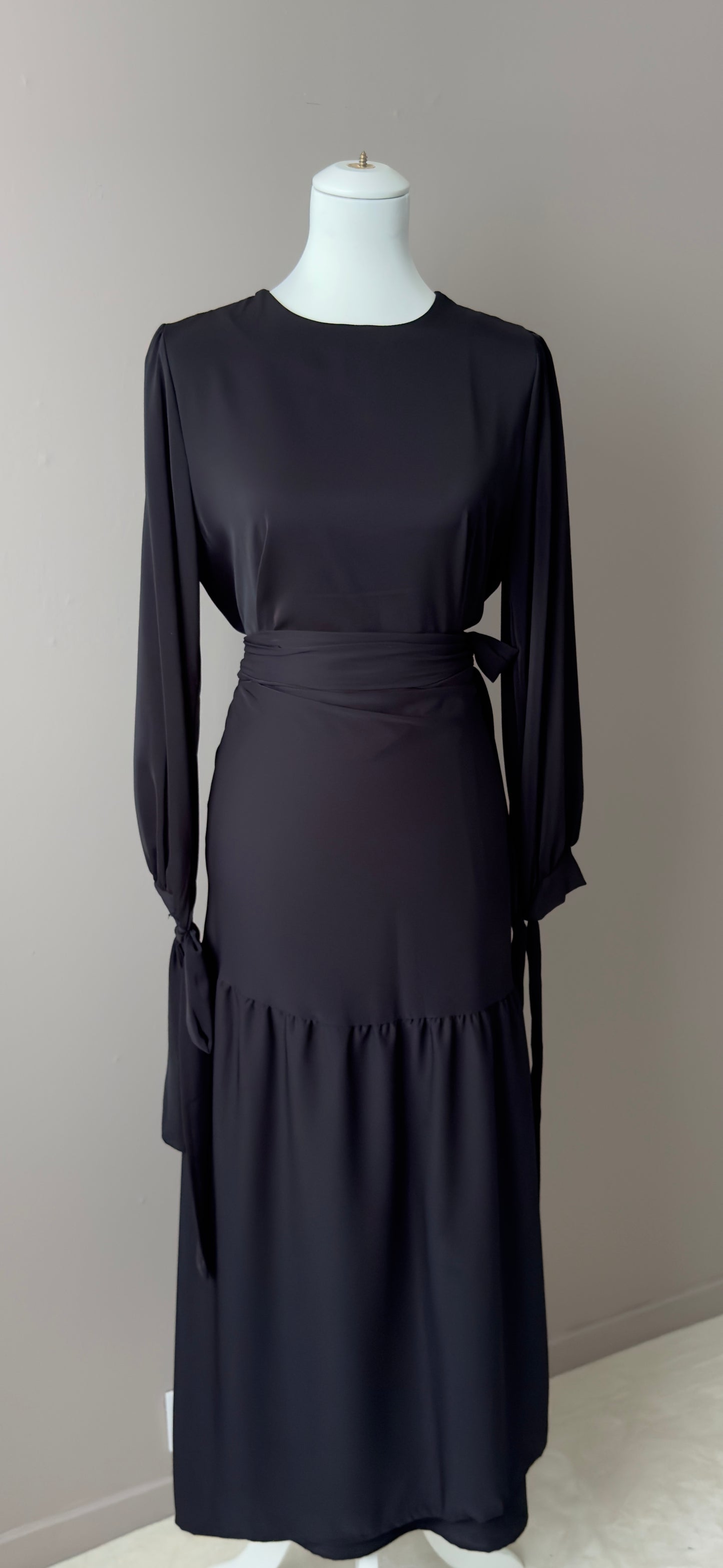 ENSEMBLE A JUPE DRAPEE ET MANCHES A LACETS