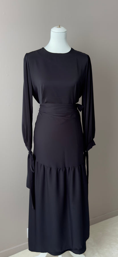 ENSEMBLE A JUPE DRAPEE ET MANCHES A LACETS