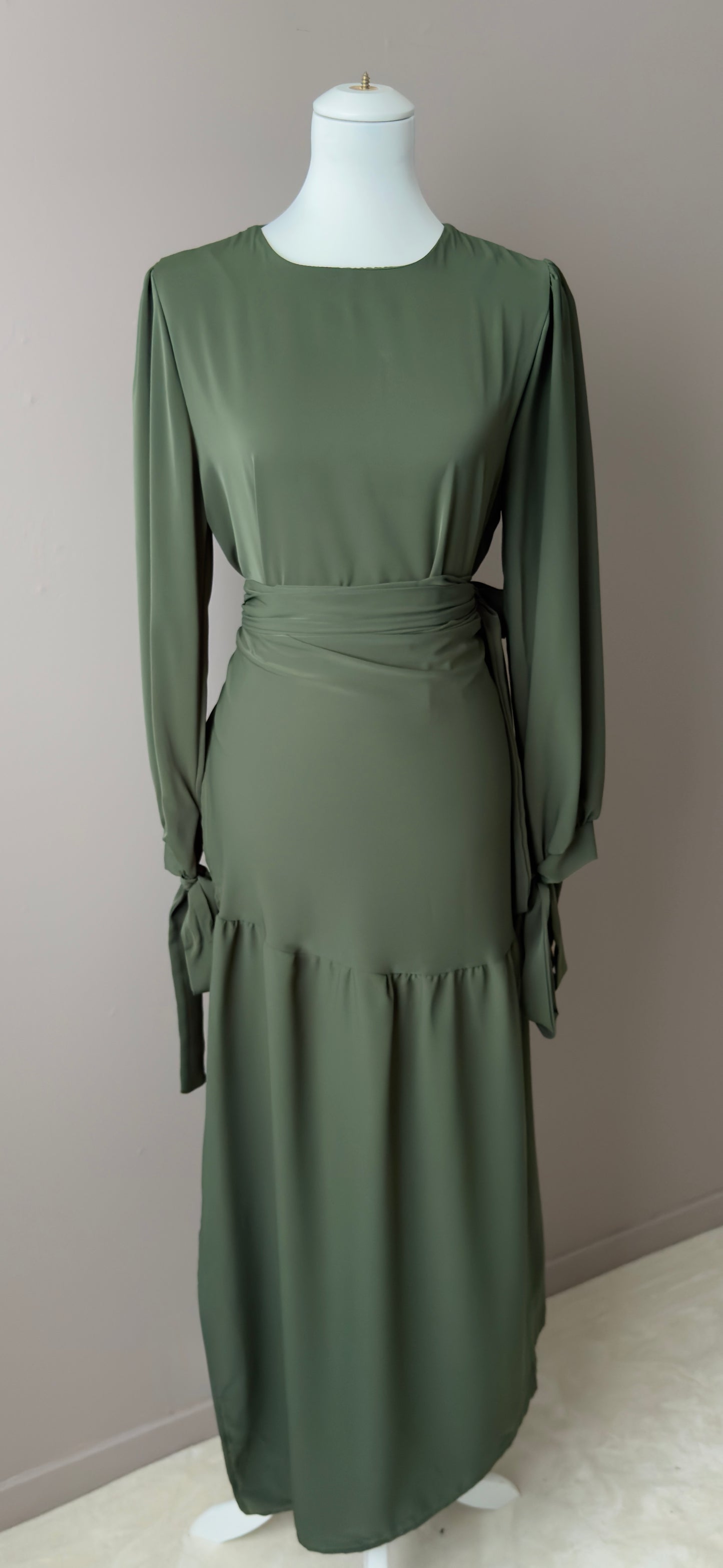 ENSEMBLE A JUPE DRAPEE ET MANCHES A LACETS