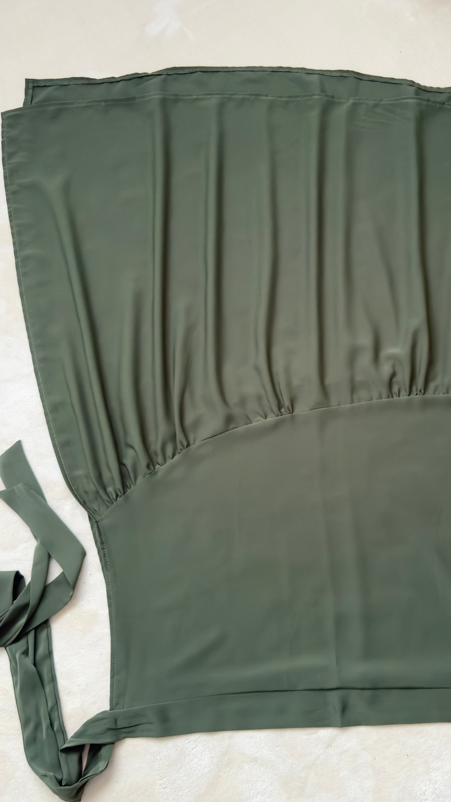 ENSEMBLE A JUPE DRAPEE ET MANCHES A LACETS