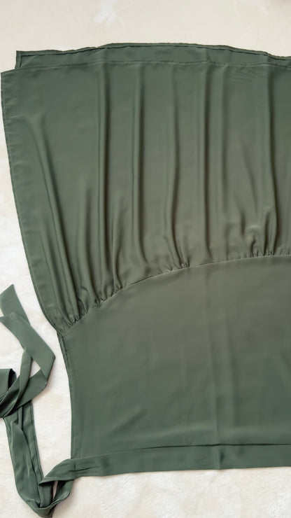 ENSEMBLE A JUPE DRAPEE ET MANCHES A LACETS