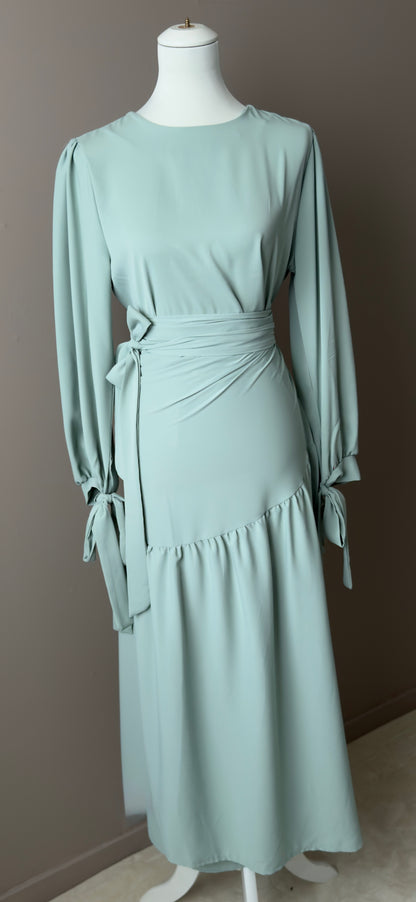 ENSEMBLE A JUPE DRAPEE ET MANCHES A LACETS