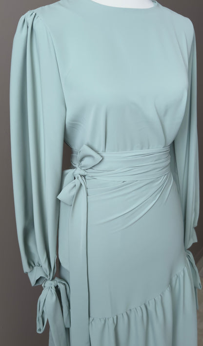 ENSEMBLE A JUPE DRAPEE ET MANCHES A LACETS