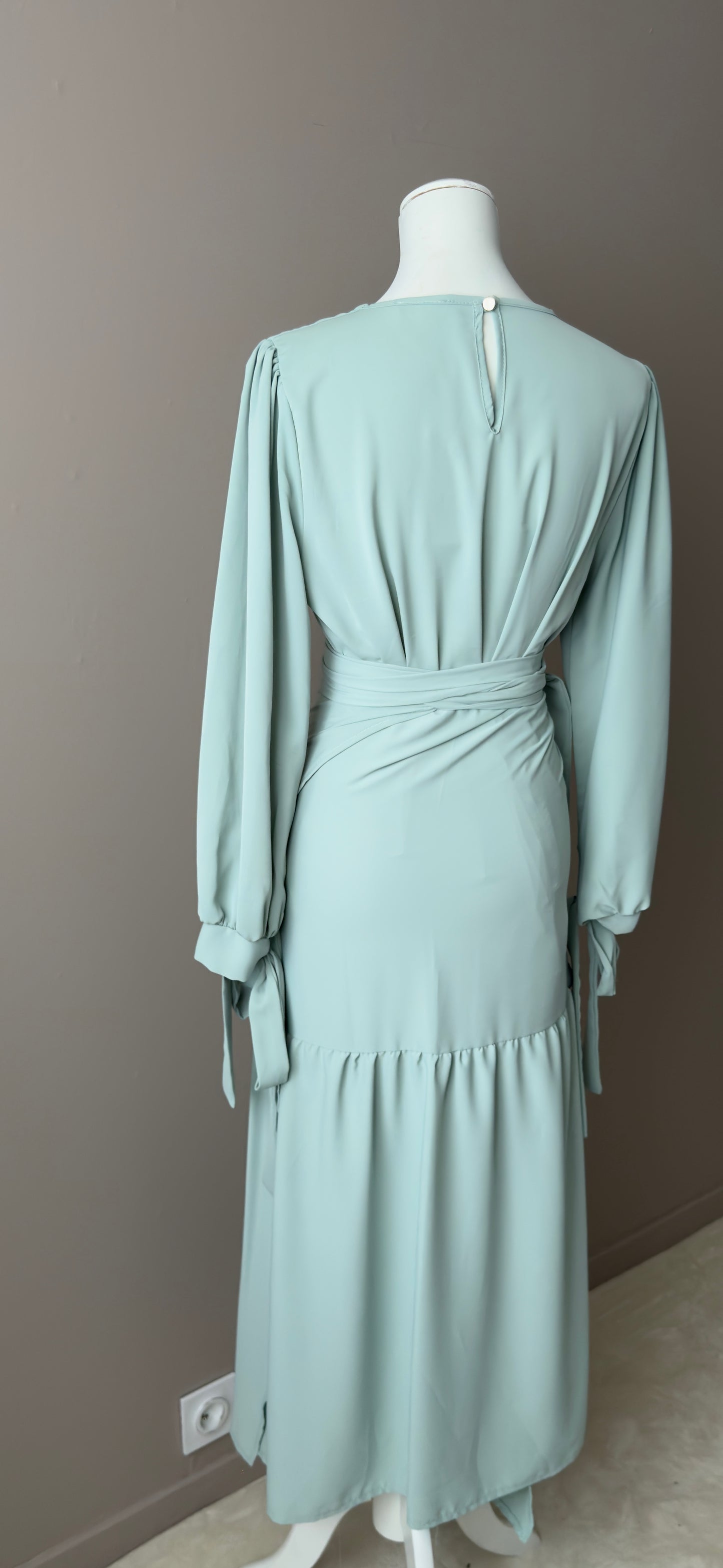 ENSEMBLE A JUPE DRAPEE ET MANCHES A LACETS