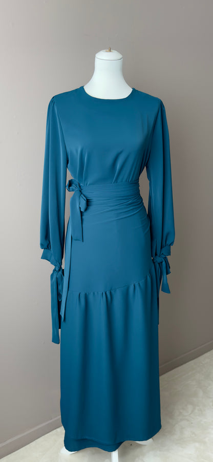 ENSEMBLE A JUPE DRAPEE ET MANCHES A LACETS