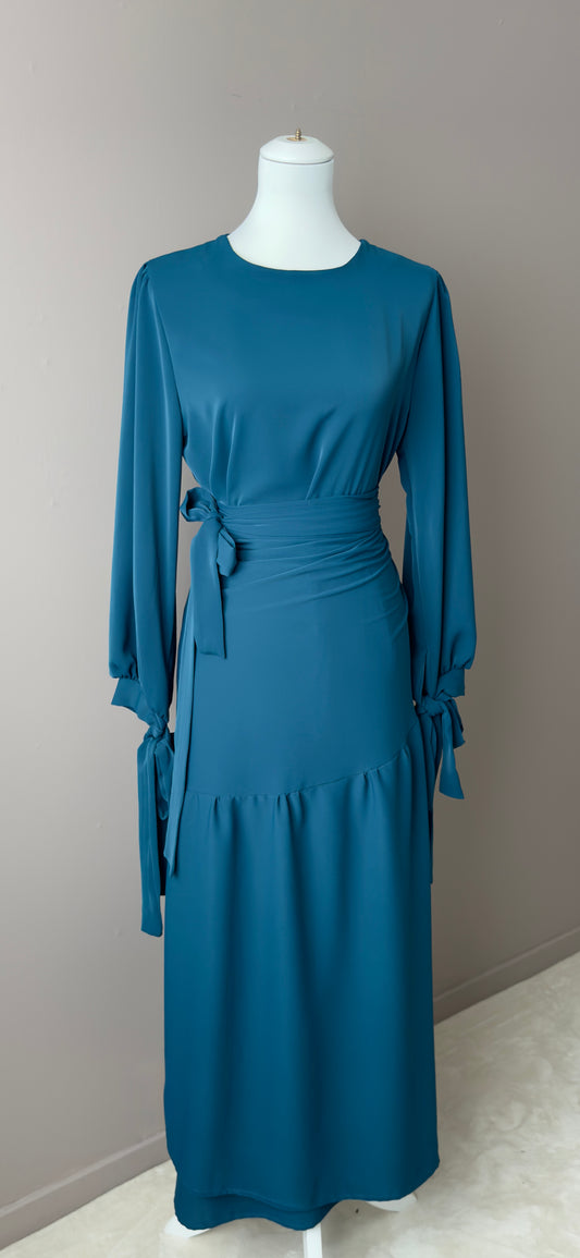 ENSEMBLE A JUPE DRAPEE ET MANCHES A LACETS