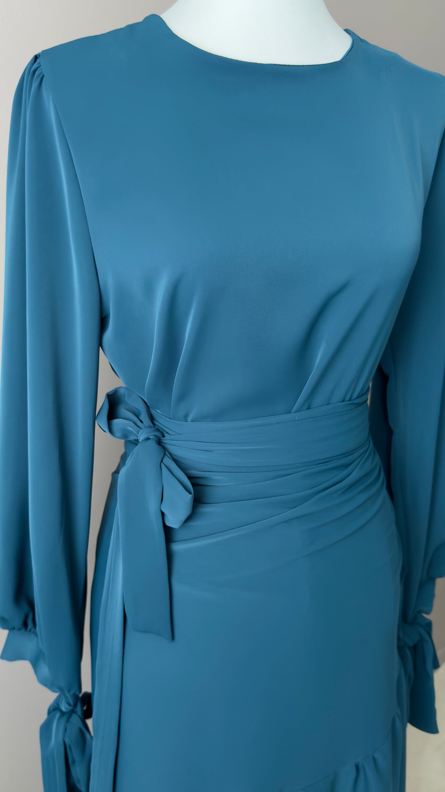 ENSEMBLE A JUPE DRAPEE ET MANCHES A LACETS