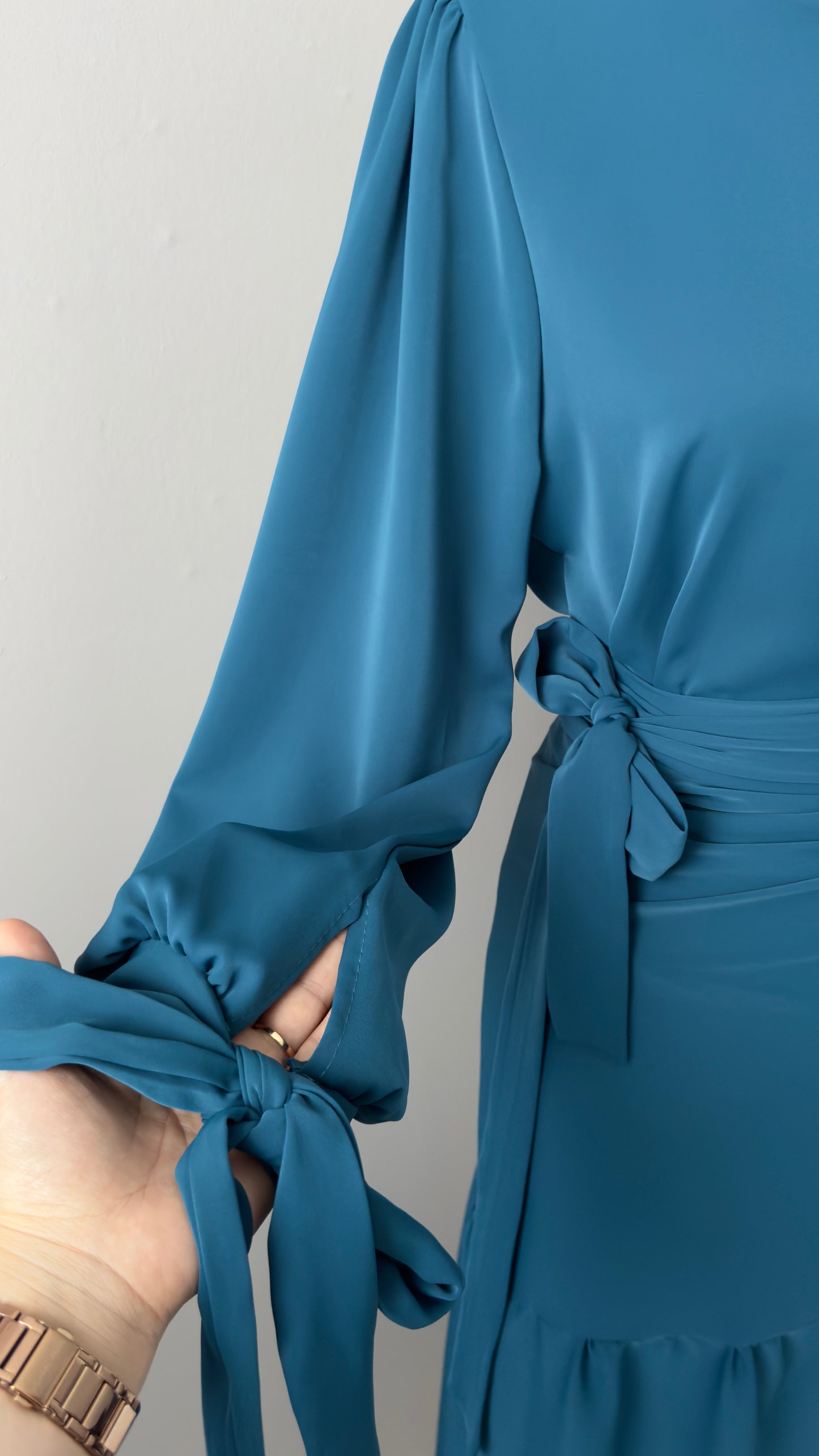 ENSEMBLE A JUPE DRAPEE ET MANCHES A LACETS