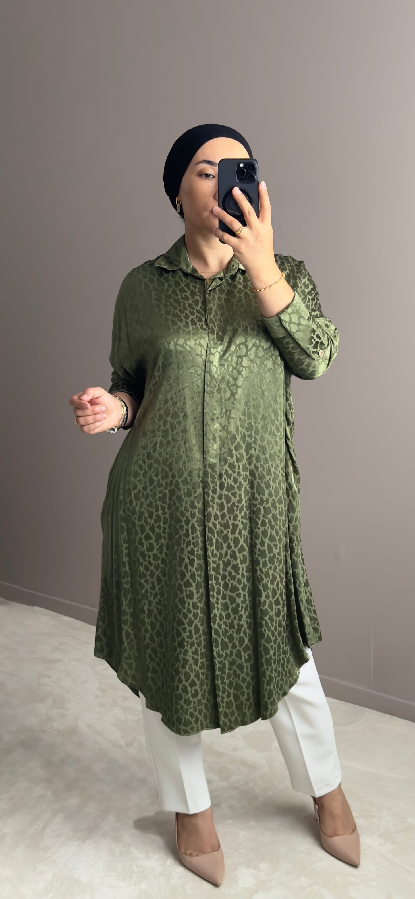 CHEMISE LONGUE SATINEE KAKI  AVEC CEINTURE ELEGANTE