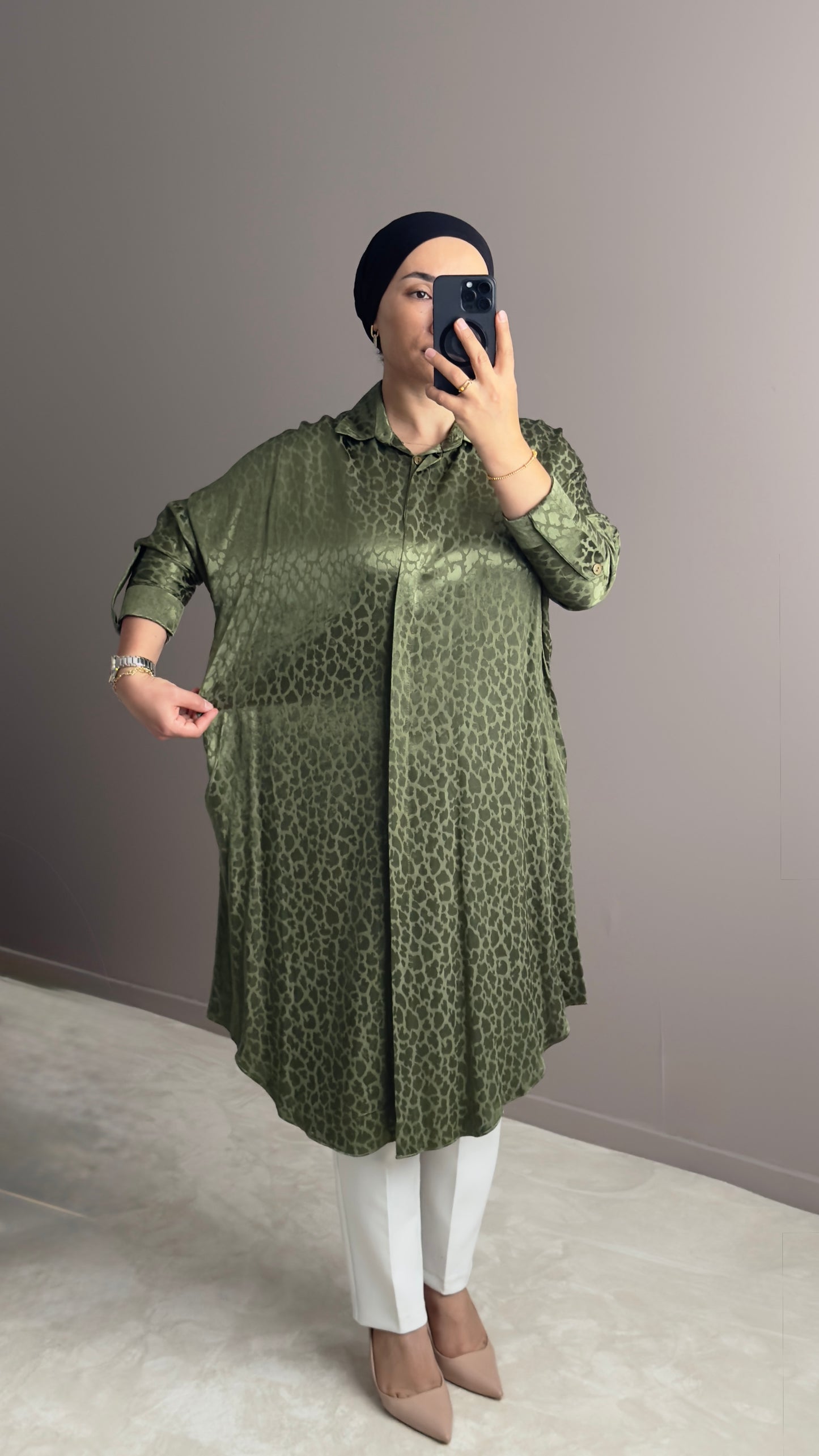 CHEMISE LONGUE SATINEE KAKI  AVEC CEINTURE ELEGANTE