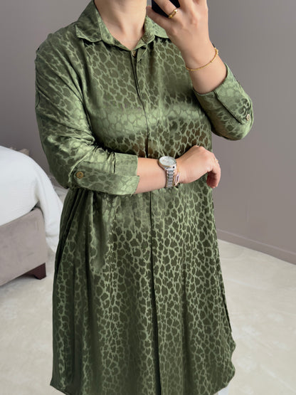 CHEMISE LONGUE SATINEE KAKI  AVEC CEINTURE ELEGANTE