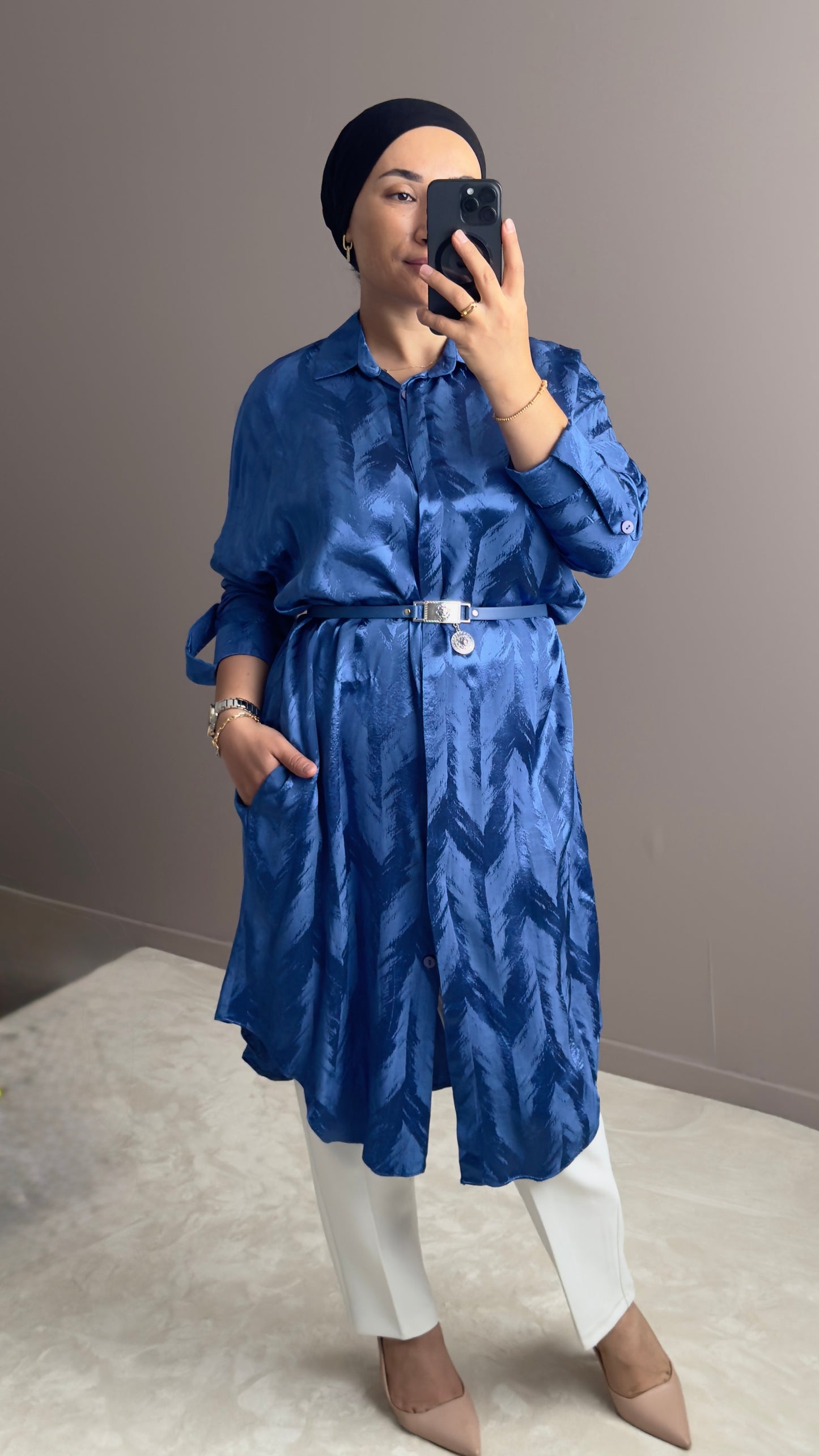 CHEMISE LONGUE SATINEE BLEU  AVEC CEINTURE ELEGANTE