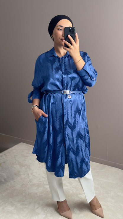 CHEMISE LONGUE SATINEE BLEU  AVEC CEINTURE ELEGANTE