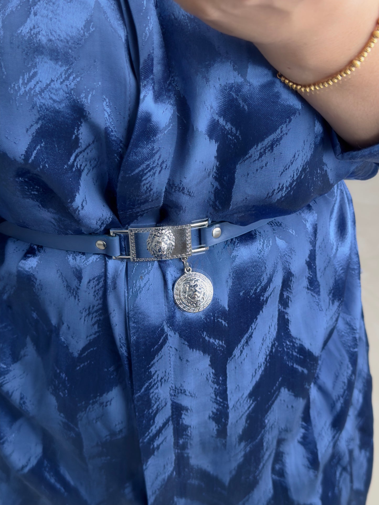 CHEMISE LONGUE SATINEE BLEU  AVEC CEINTURE ELEGANTE