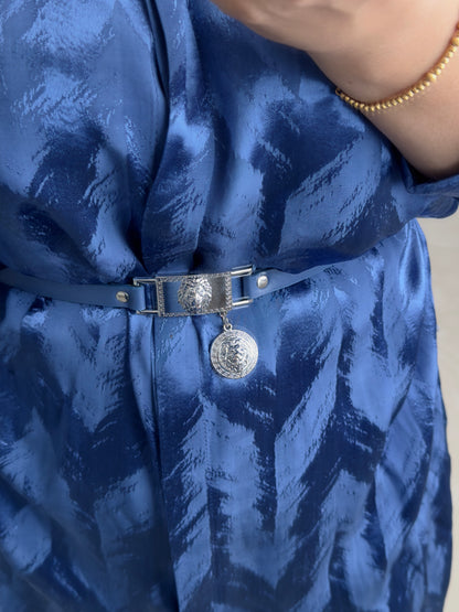 CHEMISE LONGUE SATINEE BLEU  AVEC CEINTURE ELEGANTE