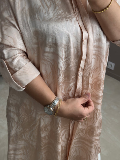 CHEMISE LONGUE SATINEE BEIGE CLAIRE AVEC CEINTURE ELEGANTE