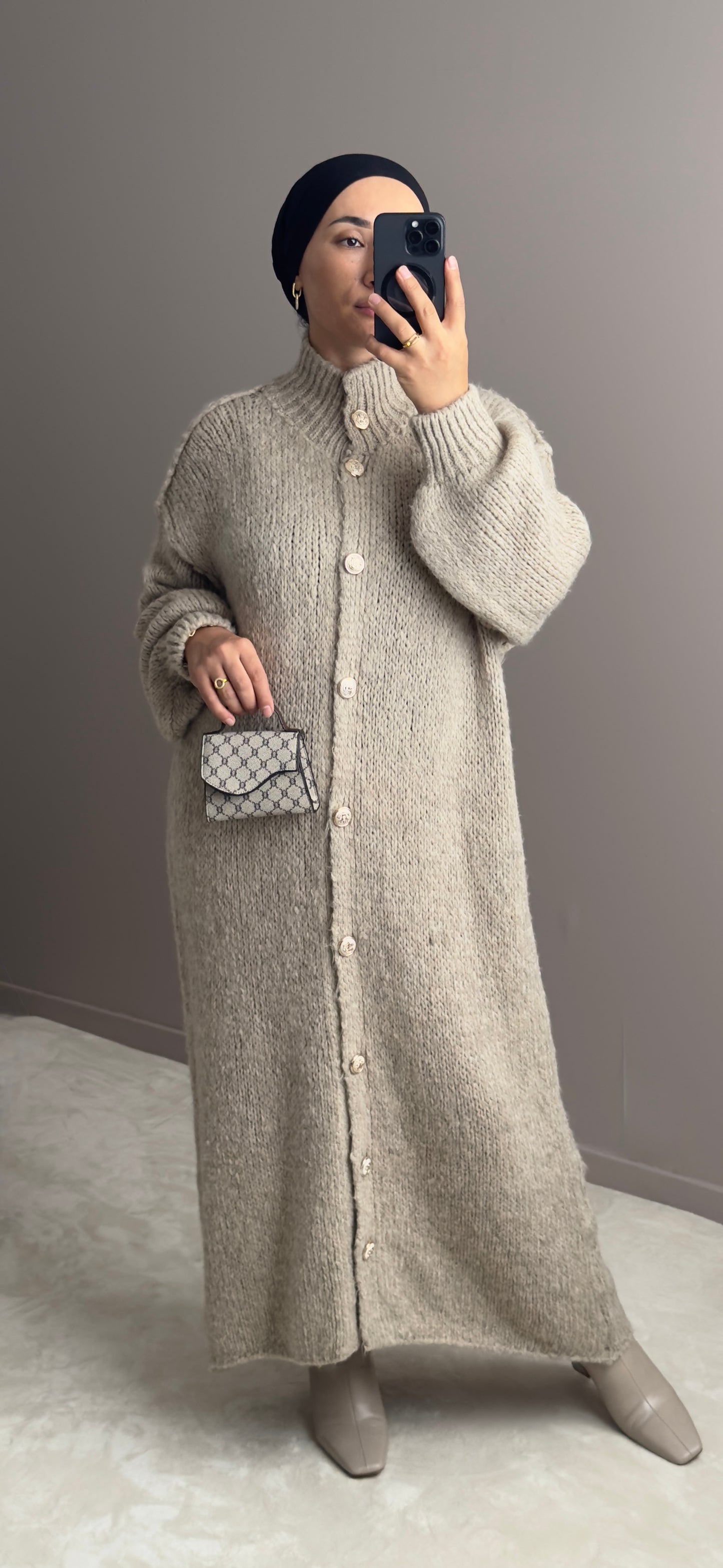 CARDIGAN BEIGE LONG EN LAINE A BOUTONS-ELEGANCE ET CONFORT