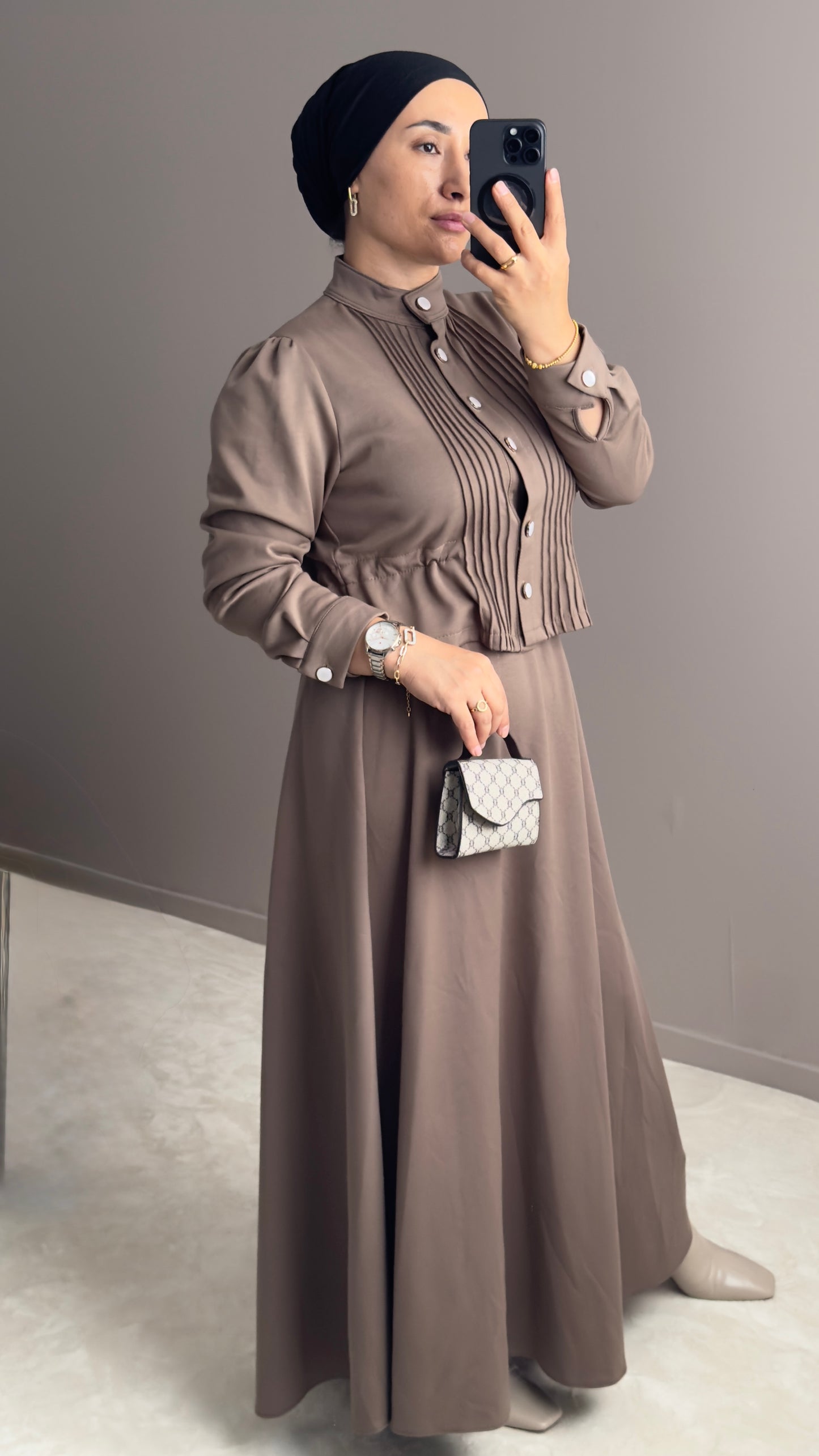 ENSEMBLE VISON AVEC JUPE TAILLE HAUTE ET DES BOUTONS DORES