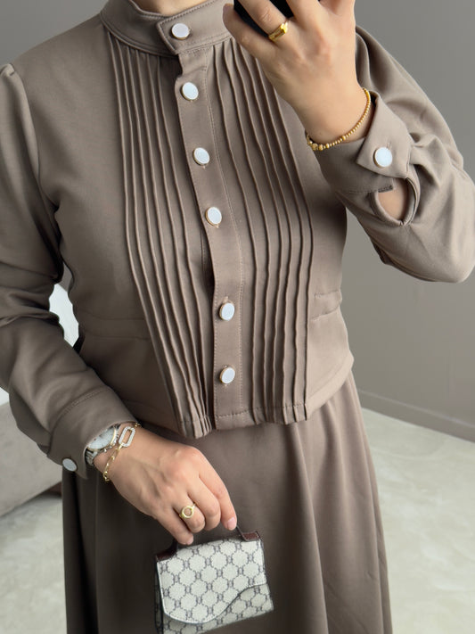 ENSEMBLE VISON AVEC JUPE TAILLE HAUTE ET DES BOUTONS DORES