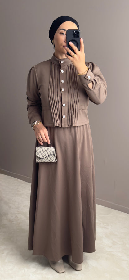 ENSEMBLE VISON AVEC JUPE TAILLE HAUTE ET DES BOUTONS DORES
