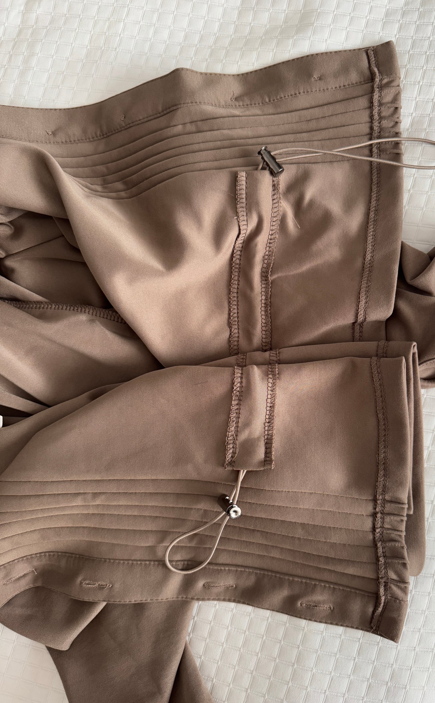 ENSEMBLE VISON AVEC JUPE TAILLE HAUTE ET DES BOUTONS DORES