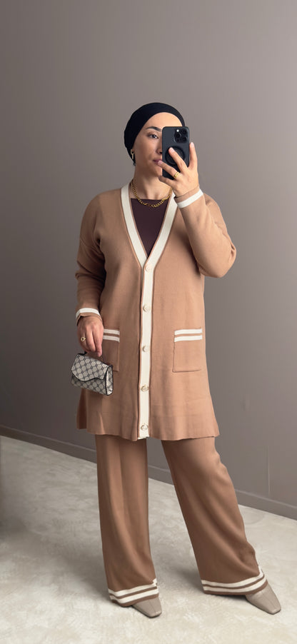 ENSEMBLE TRICOTE BEIGE  AVEC UN GILET LONG