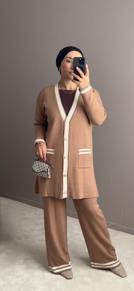 ENSEMBLE TRICOTE BEIGE  AVEC UN GILET LONG