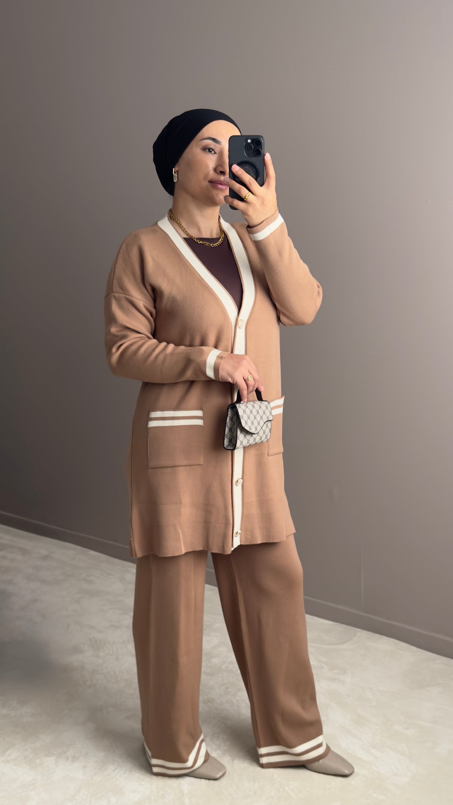 ENSEMBLE TRICOTE BEIGE  AVEC UN GILET LONG