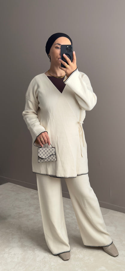 ENSEMBLE ELEGANTE AVEC DETAILS CONTRASTES