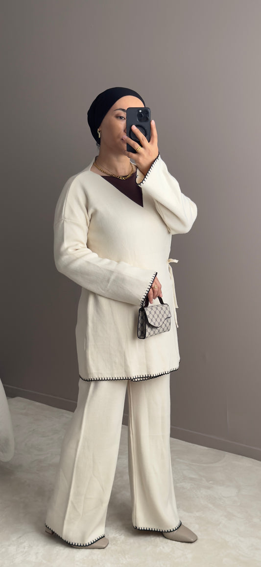 ENSEMBLE ELEGANTE AVEC DETAILS CONTRASTES