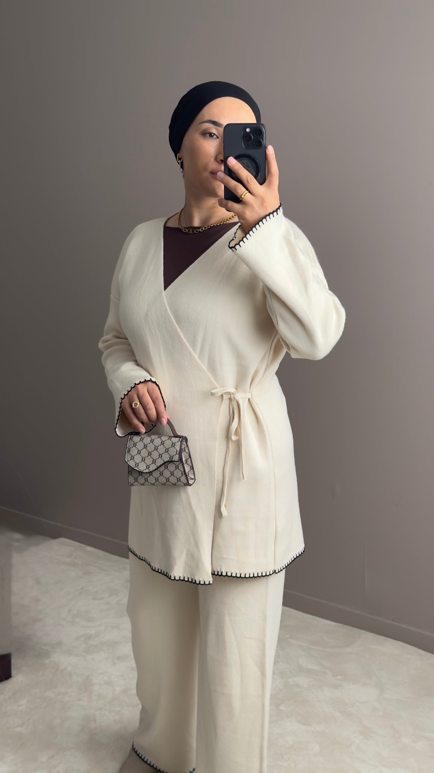 ENSEMBLE ELEGANTE AVEC DETAILS CONTRASTES